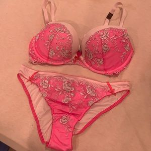 Victoria’s Secret bra underwear set